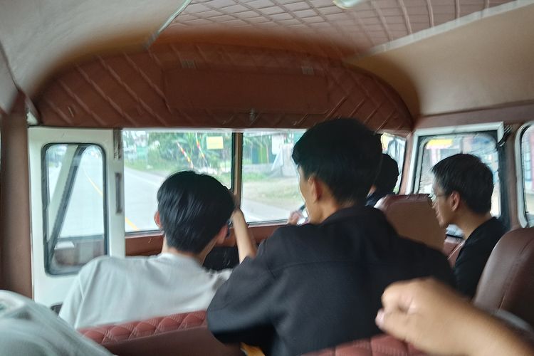 Naik bus tua Dodge Sumber Alam