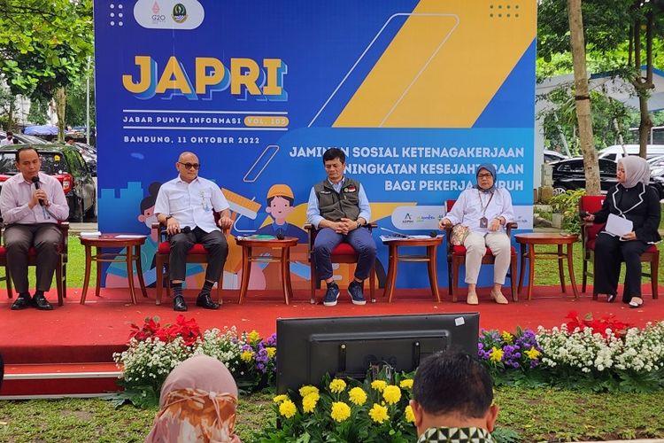 Dinas Tenaga Kerja dan Transmigrasi (Disnakertrans Provinsi Jawa Barat (Jabar) membuat program Smart Nakertrans Jabar untuk menjembatani antara perusahaan dengan Bulog dalam mendapatkan kebutuhan pangan murah bagi buruh. 
