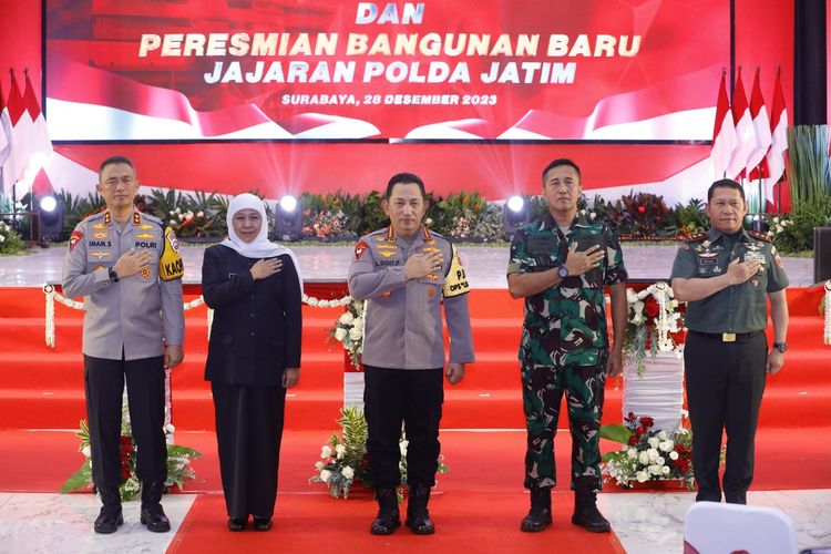 Kapolri Jenderal Listyo Sigit Prabowo saat deklarasi Pemilu Damai di Polda Jatim, Kamis (28/12/2023)