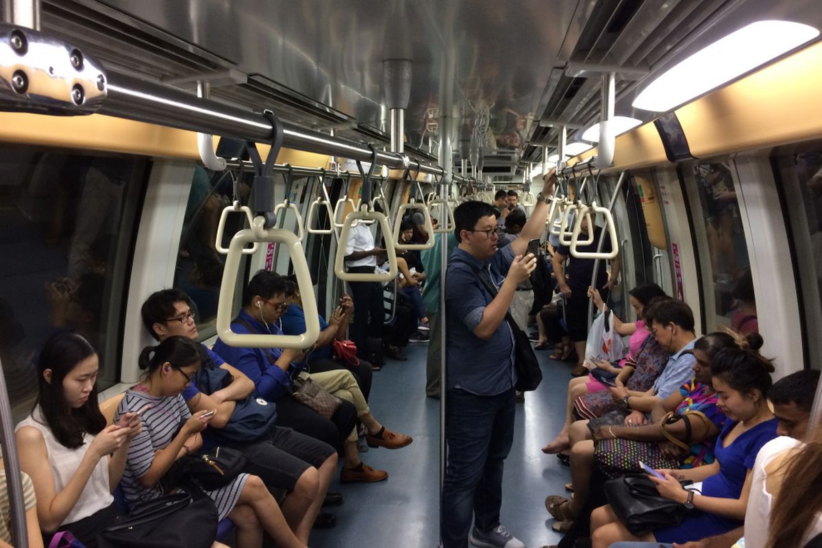 Suasana salah satu stasiun MRT di Singapura, Senin (5/6/2017) malam. Layanan MRT di Singapura terintegrasi dengan gedung dan pusat perbelanjaan.