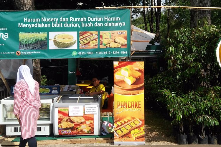 Stan Jualan Hasil Olahan Durian di Pameran Flora dan Fauna (Flona) 2022. (KOMPAS.com/Louis Brighton Putramarvino)