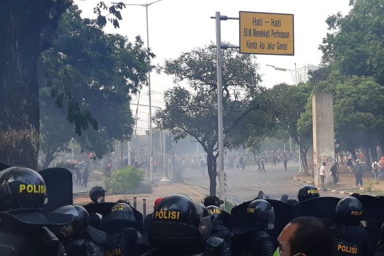 Ratusan pelajar dengan seragam pramuka, SMK, dan STM menyerang aparat kepolisian dari brimob yang sedang bertugas menjaga pintu belakang Gedung DPR/MPR RI, Jakarta Pusat. Pantuan Kompas.com pada Rabu (25/9/2019) siang, sekitar pukul 14.00 WIB, massa dari kalangan pelajar sempat melempari batu ke arah aparat yang sedang bertugas.