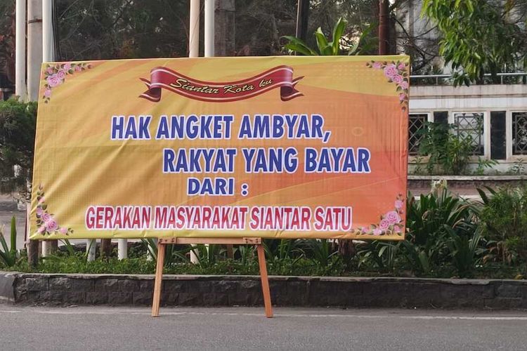 Salah satu karangan bunga yang ditempatkan di depan Kantor DPRD Pematang Siantar Jalan Adam Malik, Kecamatan Siantar Barat, Kota Pematang Siantar, Kamis (15/6/2023).