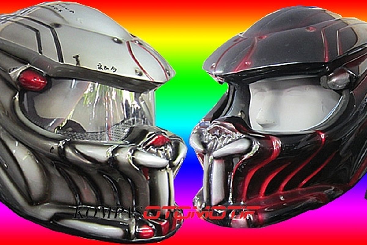 Helm karakter alien buatan lokal