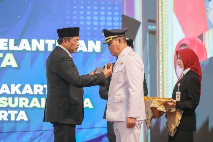 Penjabat (Pj) Gubernur Jawa Tengah (Jateng) Nana Sudjana melantik Teguh Prakosa menjadi Wali Kota (Walkot) Surakarta di Gedung Gradhika Bhakti Praja, Semarang, Jumat (19/7/2024). Teguh menggantikan Walkot Surakarta sebelumya, yakni Gibran Rakabuming Raka yang mengundurkan diri.
