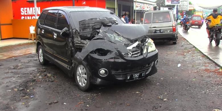 diduga rem blong truk tabrak 2 mobil dan 3 toko di lumajang