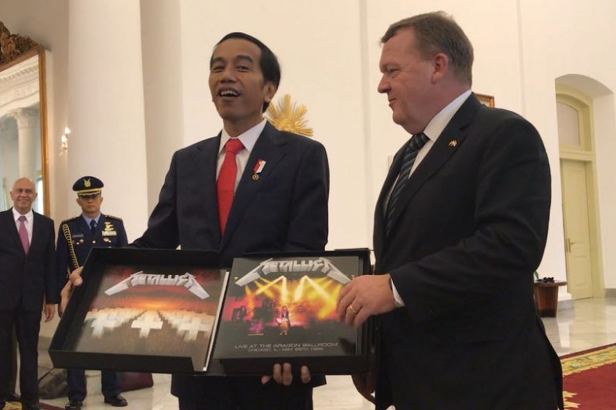 Presiden Joko Widodo memamerkan box set album piringan hitam Metallica pemberian Perdana Menteri Denmark, Lars Lokke Rasmussen, di Istana Kepresidenan Bogor, Selasa (28/11/2017).