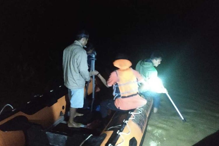 Petugas BPBD Padang Pariaman mengungsikan warga yang terdampak banjir, Sabtu (21/11/2020)