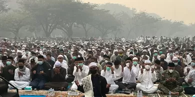 Ribuan Warga Pontianak Ikuti Shalat Istisqa di Tengah Kabut Asap, Berdoa Agar Hujan Turun