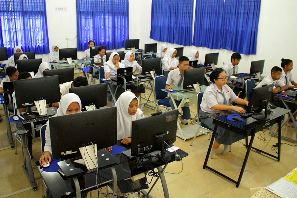 Survei FSGI, mayoritas guru setuju UN dihapus, PPDB zonasi dipertahankan. Siswa mengikuti Ujian Nasional Berbasis Komputer (UNBK) di Sekolah Menengah Kejuruan (SMK) Negeri 8 Makassar, Sulawesi Selatan, Senin (16/3/2020). Sebanyak 40.056 siswa SMK yang tersebar di 418 sekolah seSulsel mengikuti UNBK yang dilaksanakan pada 16-19 Maret 2020.