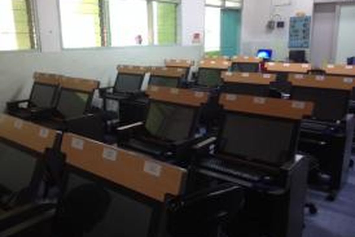 Sebanyak 40 unit komputer di dalam satu ruang kelas disediakan pihak SMA Negeri 78, Jakarta Barat, untuk melaksanakan Ujian Nasional (UN) Computer Based Test (CBT), besok. Foto diambil pada Minggu (12/4/2015).