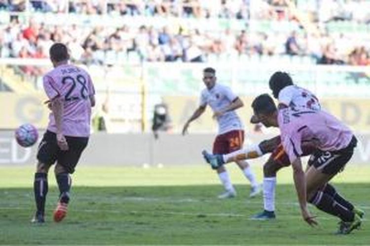 Gervinho (27) mencetak gol ketiga AS Roma ke gawang Palermo saat kedua tim bertemu pada lanjutan Serie A di Stadion Renzo Barbera, Minggu (4/10/2015).