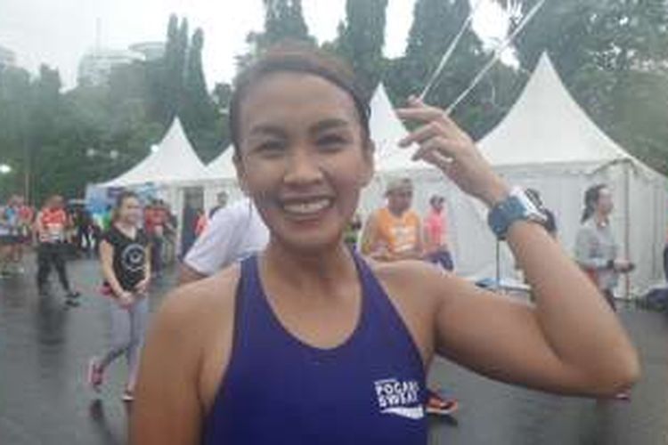 Presenter Melanie Putria menuntaskan perlombaan lari 10 K pada ajang Mandiri Jakarta Marathon 2016 di Monumen Nasional, Jakarta, Minggu (23/10/2016) pagi.