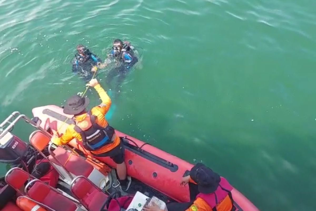 Tim Basarnas Sulsel melakukan pencarian terhadap seorang ABK Kapal Keruk KTM 1002 Over Barge, Tahang (29) yang diduga terjatuh dari kapalnya saat sementara berlabuh di Pelabuhan Paotere Makassar, Rabu (31/5/2023).