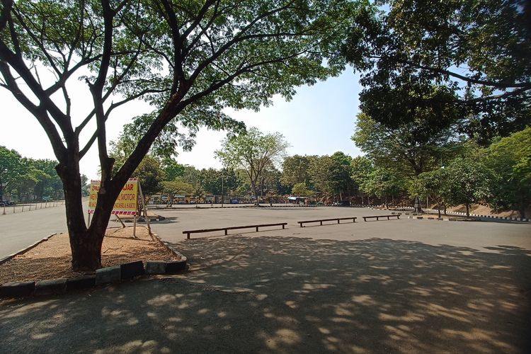 Area parkir di Monumen Pancasila Sakti, Jakarta Timur, dengan deretan warung di salah satu sisinya, Selasa (12/9/2023).
