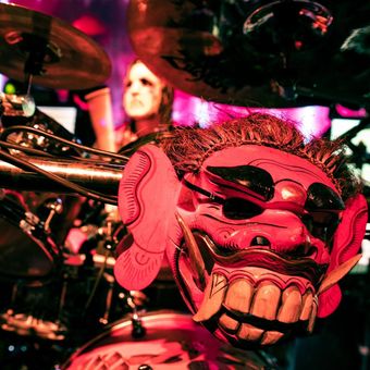 Drummer Slipknot Jay Weinberg menyematkan topeng Leak Celuluk Bali saat tampil di festival musik cadas Hammersonic 2023 di Pantai Karnaval Ancol, Jakarta, Minggu (19/3/2023).