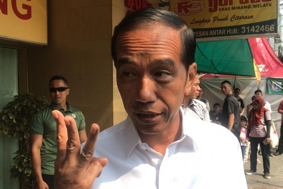 Presiden Joko Widodo saat meladeni wawancara oleh wartawan usai makan siang di Restoran Garuda, Menteng, Jakarta Pusat, Sabtu (30/3/2019).