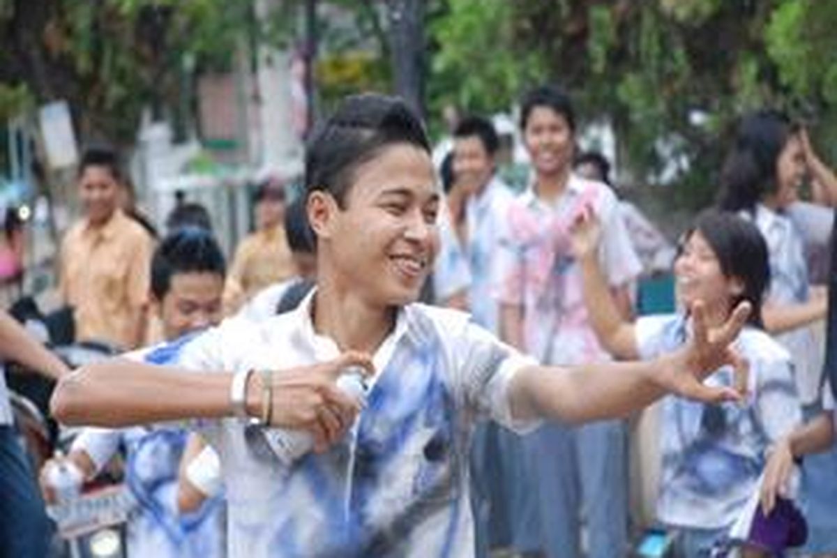 Seorang siswa SMA YPPKP Palembang, Jl Merdeka menyemprotkan cat ke baju seragamnya sebagai ungkapan rasa gembira atas kelulusannya, Sabtu (14/6). Hampir setiap sudut kota Palembang siswa SMA yang lulus melakukan aksi corat-coret dan semprot  baju seragam serta rambut mereka. 