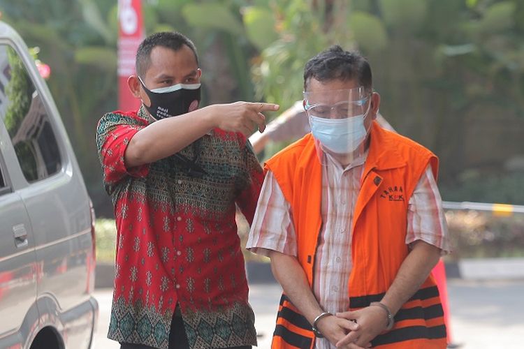 Tersangka mantan Kabid Hubungan Hukum Pertanahan BPN Jawa Timur Siswidodo (kanan) tiba untuk menjalani pemeriksaan di Gedung Merah Putih KPK, Jakarta, Jumat (16/7/2021). KPK memeriksa Siswidodo sebagai tersangka kasus dugaan tindak pidana pencucian uang terkait gratifikasi Hak Guna Usaha lahan sawit di Kalimantan Barat.   ANTARA FOTO/ Reno Esnir/hp. *** Local Caption ***   