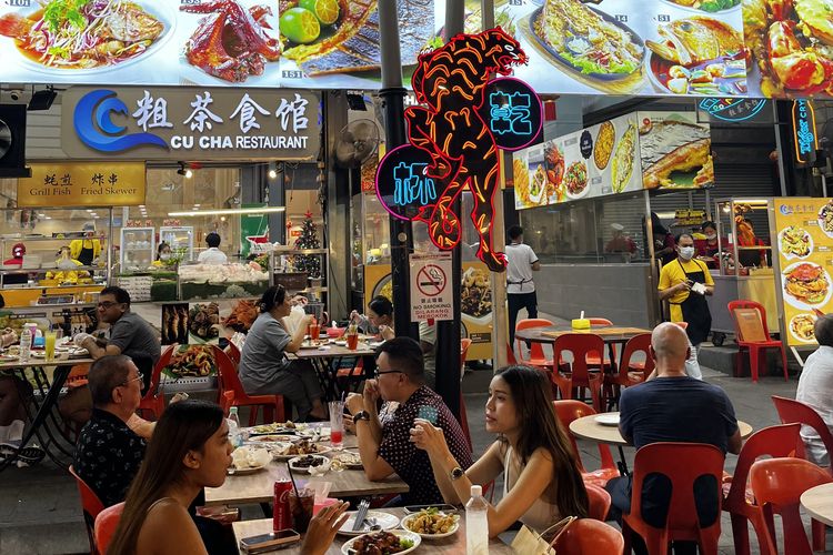 Portrait of the atmosphere of Jalan Alor, the night culinary area in Malaysia, Thursday (19/12/2024).