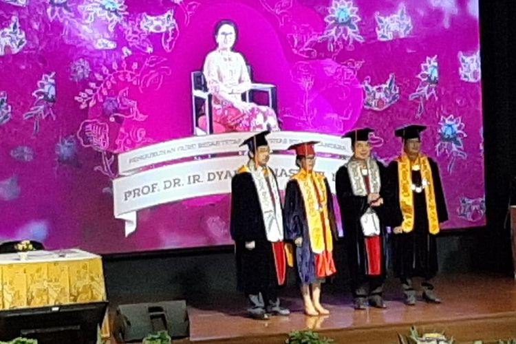 Pengukuhan Prof Dr Ir Dyah Budiastuti, MM (kedua dari kiri) sebagai Guru Besar Tetap Universitas Binus dalam bidang Strategic Management, di Auditorium Universitas Binus Kampus Anggrek, Jakarta, Kamis (17/10/2019).