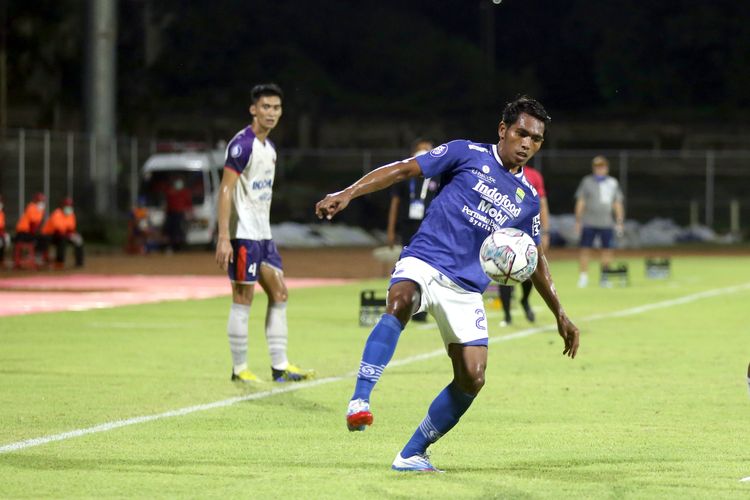 Pemain Persib Bandung Frets Butuan saat mengontrol bola pada pertandingan melawan Persita Tangerang pekan 18 Liga 1 2021-2022 yang berakhir dengan skor 1-0 di Stadion I Gusti Ngurah Rai Denpasar, Bali, Jumat (7/1/2021) malam.