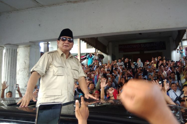 Calon Presiden no urut 02, Prabowo Subianto seusai bertemu relawan dan warga Yogyakarta di Sasono Hinggil, Alun-alun Selatan Kraton Yogyakarta Rabu (28/11/2018)