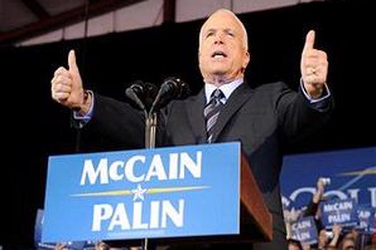 John McCain berpidato dalam sebuah kampanye di Colorado Springs Jet Center, Colorado Springs, Colorado, 6 September 2008 