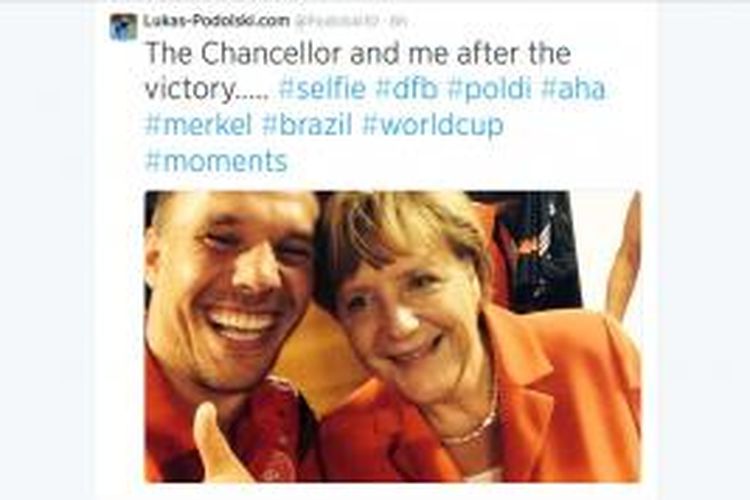 Akun Twitter terverifikasi Lukas Podolski memajang foto selfie pemain Arsenal ini dengan Kanselir Jerman Angela Merkel, Selasa (17/6/20140 pagi WIB. Foto ini diambil selepas pertandingan pertama tim nasional Jerman di Piala Dunia 2014 yang berakhir dengan kemenangan 4-0 atas Portugal.