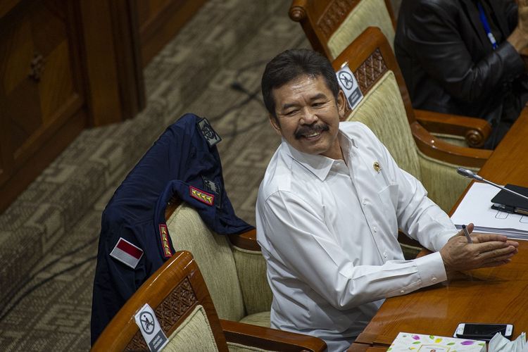 Jaksa Agung ST Burhanuddin mengikuti rapat kerja bersama Komisi III DPR di kompleks Parlemen, Jakarta, Senin (29/6/2020). Rapat membahas pendalaman penanganan kasus-kasus terkini oleh Kejaksaan Agung, khususnya yang berkaitan dengan sekuritas dan investasi. ANTARA FOTO/Aditya Pradana Putra/pras.
  *** Local Caption *** 
