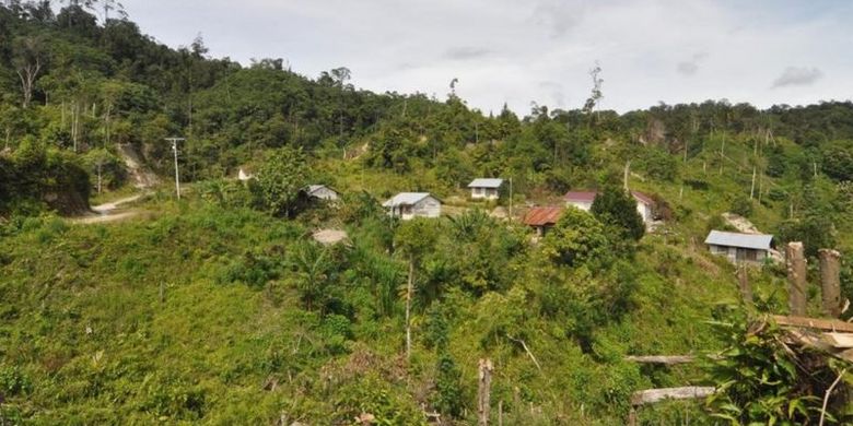 Setelah kejadian pembunuhan, warga Dusun Lenowu mengungsi ke Pusat Desa Lembangtongoa yang jaraknya dua jam perjalanan dengan motor.