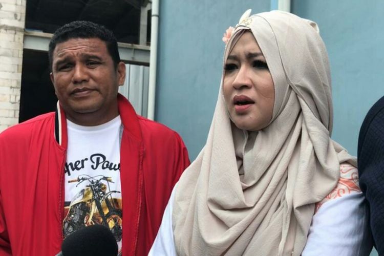 Artis peran Okie Agustina didampingi tim kuasa hukumnya saat ditemui usai tampil di salah satu acara stasiun televisi swasta di kawasan Mampang, Jakarta Selatan, Kamis (7/3/2019).