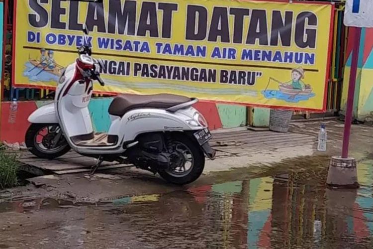 Salah satu spanduk sindiran yang dipasang warga Kelurahan Pasayangan, Kabupaten Banjar, Kalsel karena daerah mereka sering kebanjiran. 