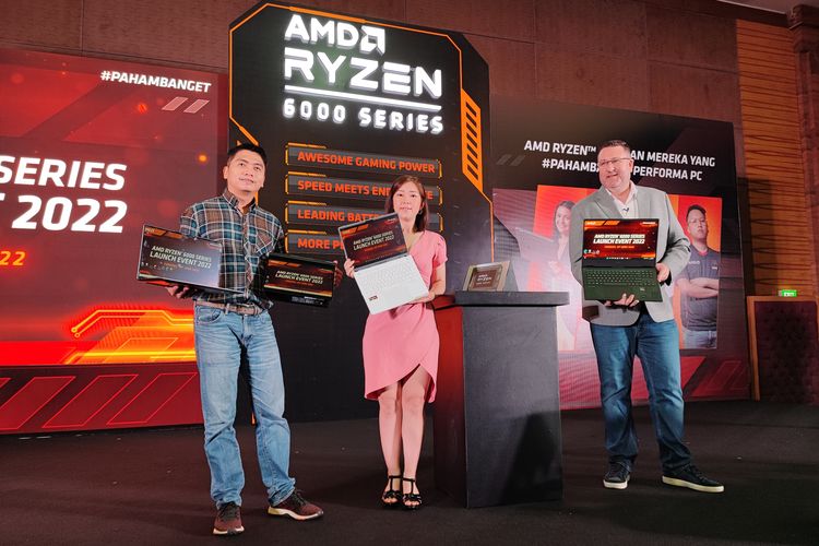 Managing Director, Sales AMD untuk kawasan Asia-Pasifik dan Jepang Peter Chambers (paling kanan) bersama denganConsumer Business Development Manager AMD Indonesia, Armawati Cen (tengah) dalam acara peluncuran Ryzen 6000 series di Gorgol, Jakarta Barat, Selasa (14/6/2022).