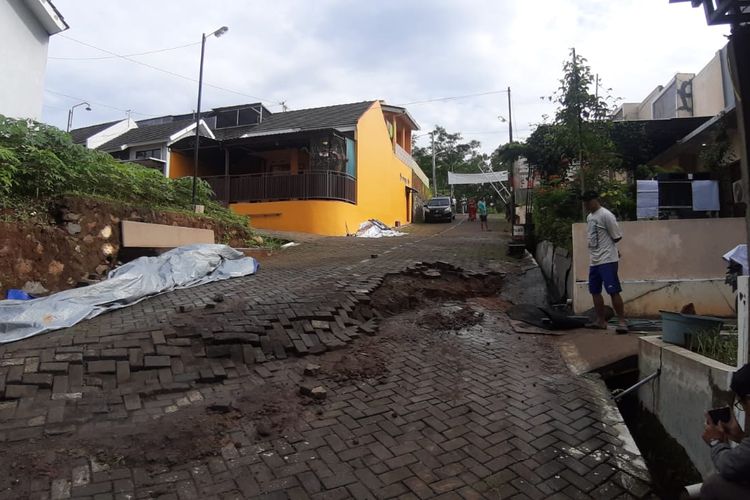 Jalan di Perumahan Graha Ariabima rusak karena tanah bergerak.