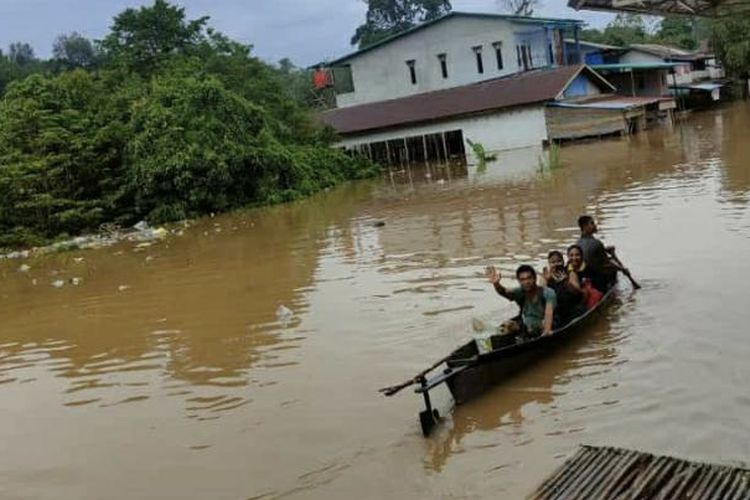 Sejumlah desa di  Kecamatan Jelai Hulu, Kabupaten Ketapang, Kalimantan Barat (Kalbar), terendam banjir dengan ketinggian mencapai 2,5 meter. 