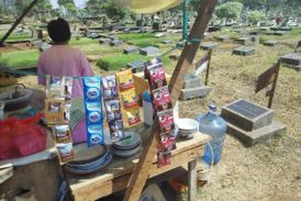 PKL berjualan di atas petak makam yang ada di TPU Karet Bivak, Kamis (9/7/2015) siang