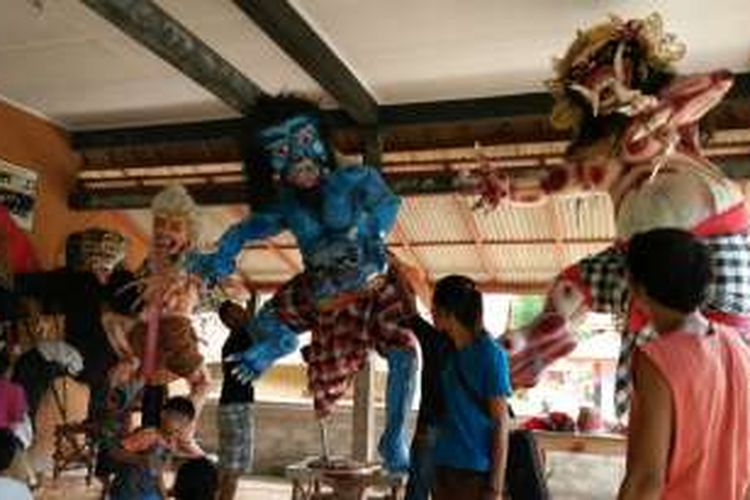 Sejumlah warga menyiapkan ogoh-ogoh di Banjar Dusun Patoman Tengah, Desa Patoman, Kecamatan Rogojampi, Kabupaten Banyuwangi, Jawa Timur, Rabu (2/3/2016).