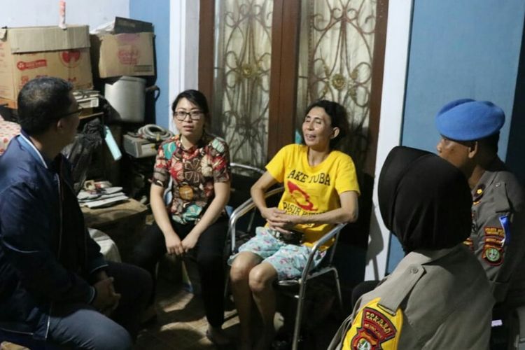 Kapolres Metro Tangerang Kota Kombes Abdul Karim mendatangi rumah Sen Lin, yang menjadi korban todong pistol oleh anggotanya di Duta Asri Jatiuwung 3, Kota Tangerang. (DOKUMENTASI HUMAS POLRES KOTA TANGERANG)