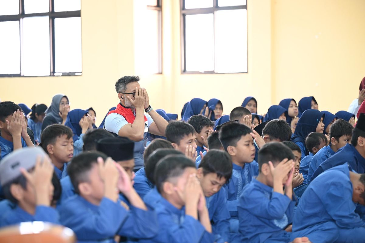 Anak yatim, duafa, dan penyandang disabilitas mengikuti program Pertamina Berkah yang digelar serentak di berbagai daerah di Indonesia, Jumat (19/6/2026). Dalam kegiatan tersebut, Pertamina menyalurkan santunan kepada 17.300 penerima manfaat dari 610 yayasan dan lembaga sosial.