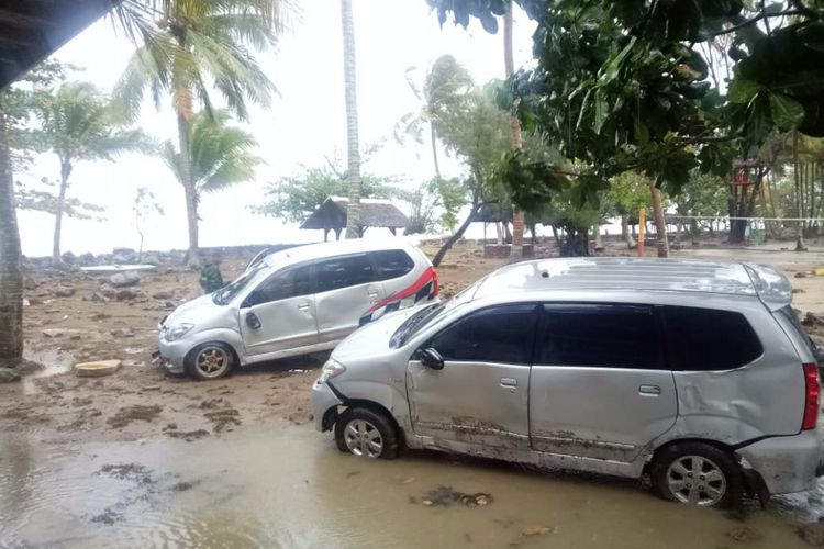 Kondisi mobil-mobil di Wisma Kompas Gramedia Karang Bolong Banten setelah dihantam tsunami, Minggu (23/12/2018).