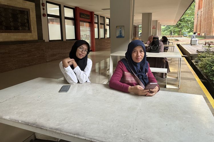 Emi (52) mengantarkan anaknya, Fanny (18) dari Citayam, Bogor, Jawa Barat ke Universitas Indonesia, Rabu (24/4/2025) untuk mengikuti Ujian Tertulis Berbasis Komputer Seleksi Nasional Berdasarkan Tes (UTBK SNBT) 2025. Ia naik kereta api listrik (KRL) bersama anaknya.