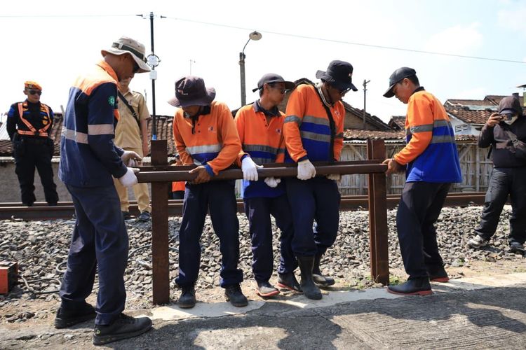 Potret penutupan perlintasan liar di Daop 6 Yogyakarta. Kereta Api Indonesia atau KAI Daop 6 Yogyakarta menutup total 41 perlintasan liar di Yogyakarta dan Solo. Di mana daerah terbanyak?