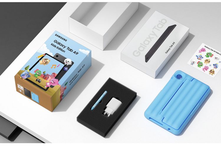Isi paket pembelian Samsung Galaxy Tab A9 Kids Edition di Indonesia meliputi satu unit Galaxy Tab A9,  puffy cover, crayon stylus, adapter charger 20 watt, dan stiker.