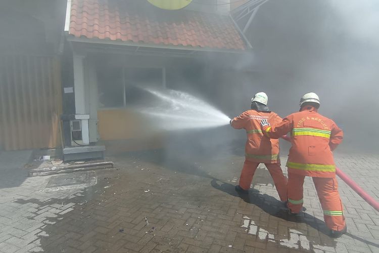Tim pemadam kebakaran berjibaku memadamkan api yang membakar dua ruko di Bukit Mas Surabaya, Jawa Timur, Minggu (15/9/2024). 