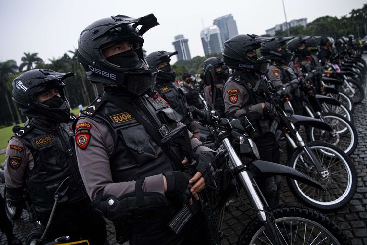 Polisi mengikuti apel gelar pasukan Operasi Ketupat 2022 di Silang Monas, Jakarta, Jumat (22/4/2022). Operasi Ketupat 2022 untuk pengamanan mudik Lebaran dan Hari Raya Idul Fitri 1443 Hijriah tersebut akan digelar selama 12 hari mulai 28 April hingga 9 Mei 2022.