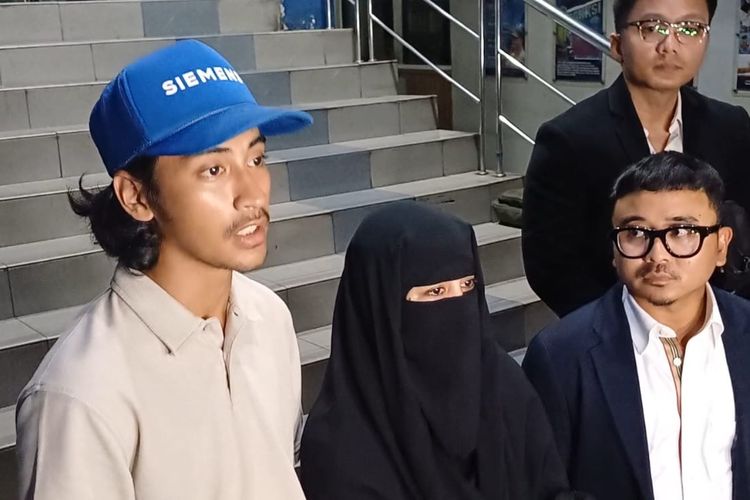 Abidzar Al Ghifari (kiri), Umi Pipik (tengah) dan kuasa hukum, Rendy (kanan) saat ditemui usai pelaporan di Polda Metro Jaya, Jakarta Selatan, Kamis (22/5/2025).