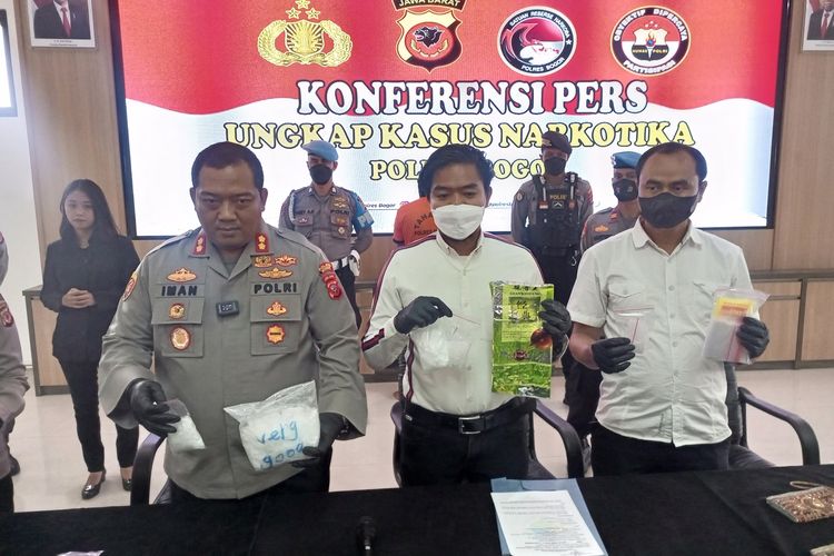 Satuan Reserse Narkoba Polres Bogor, Jawa Barat, membekuk seorang pengedar narkoba jenis sabu berinisial MAS (27).