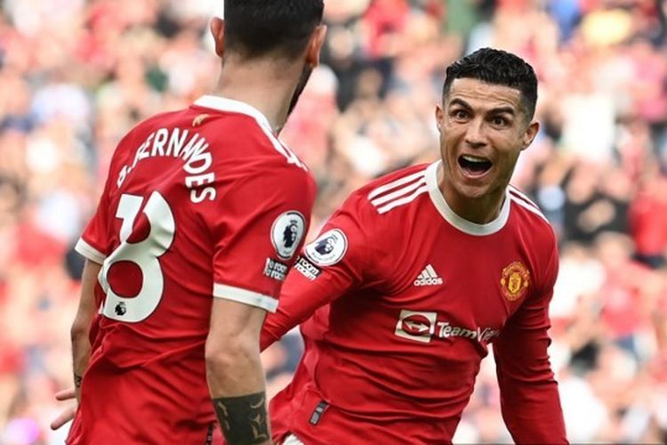 Striker Manchester United Cristiano Ronaldo berselebrasi setelah mencetak gol ketiganya selama pertandingan sepak bola Liga Premier Inggris antara Manchester United dan Norwich City di Old Trafford di Manchester, Inggris barat laut, pada 16 April 2022. 