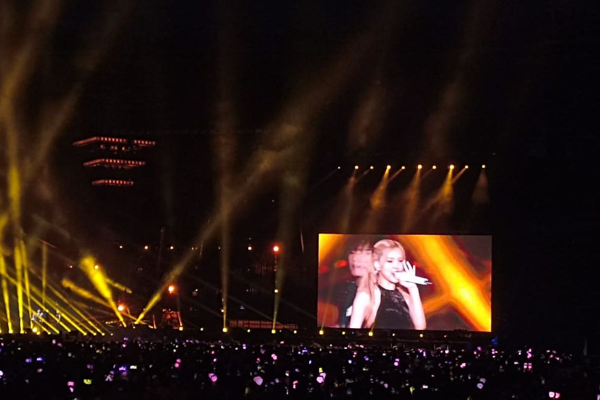 Rose BLACKPINK saat tampil di konser BLACKPINK 'Born Pink World Tour' di Jakarta, Sabtu (11/3/2023)